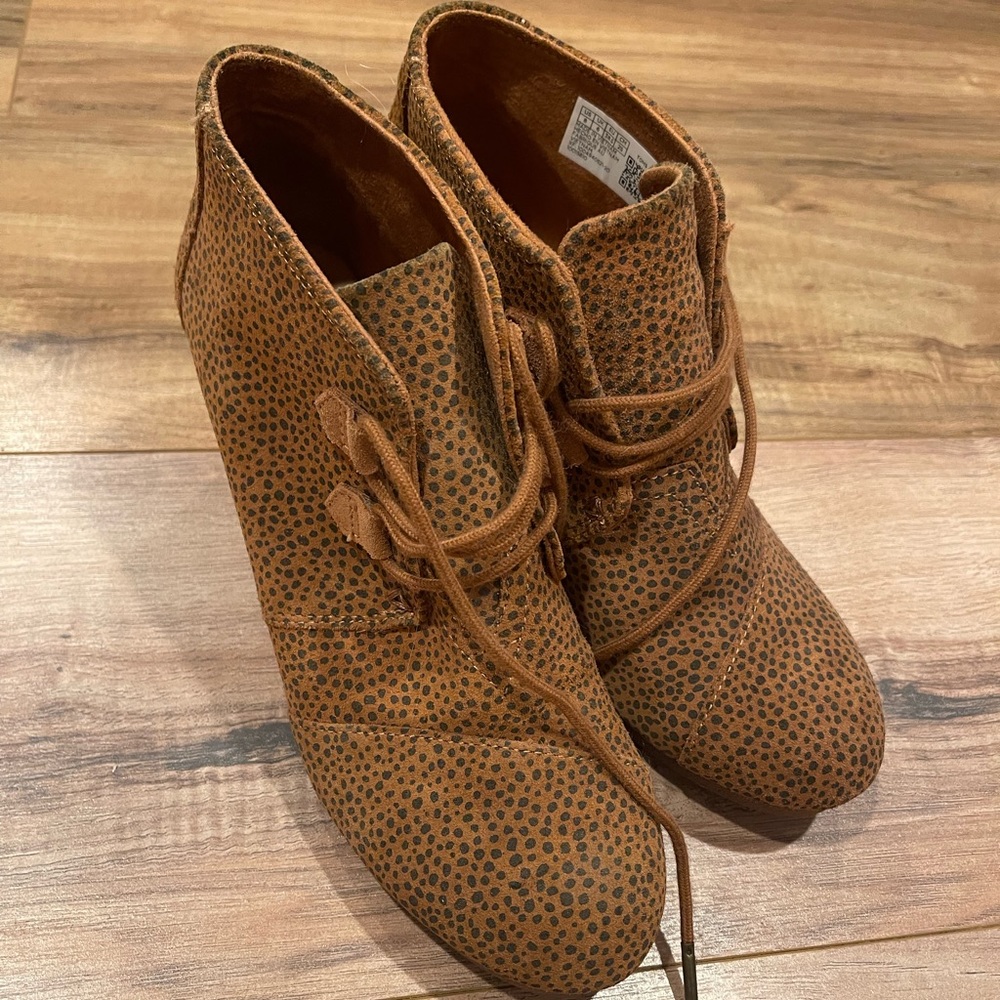 Toms. Size 8. Leopard print bootie